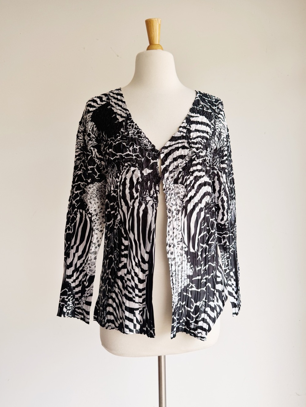 Kriss Sweden Satin Pleated Crinkle Cardigan Black White Animal Print M/L